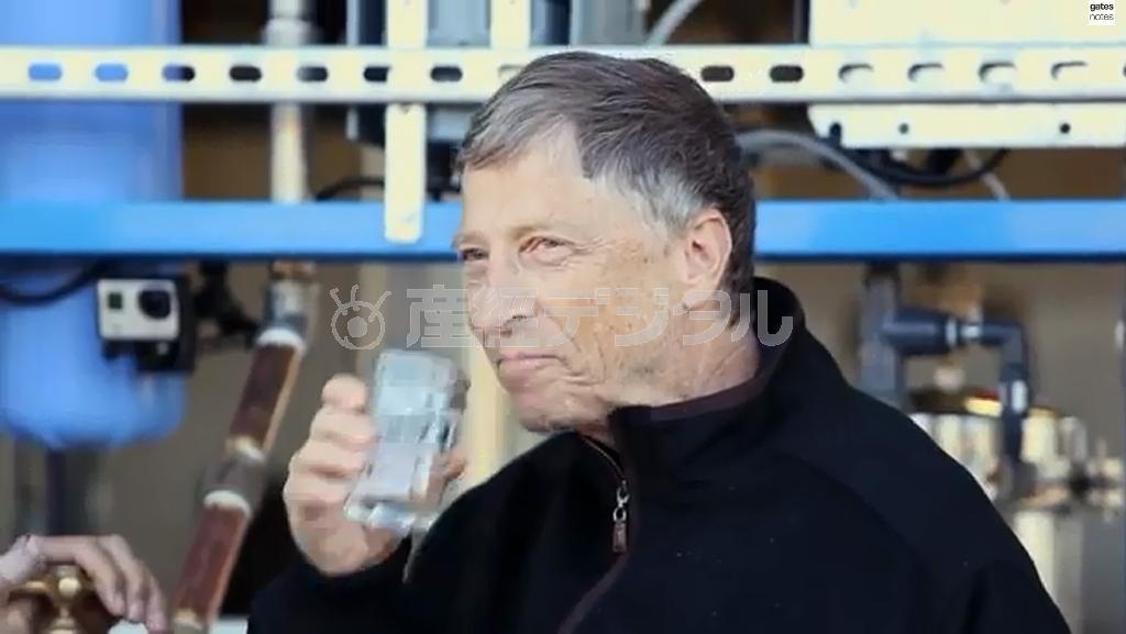 ビル・ゲイツ氏が自らのブログで公開した「オムニプロセッサー」を使って作られた飲料水を飲む様子。（Ｃ）２０１０＿Ｇａｔｅｓ＿Ｎｏｔｅｓ，ＬＬＣ．