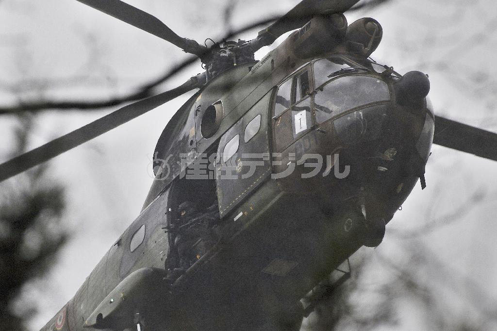 フランス週刊紙銃撃事件で、容疑者の兄弟を追ってパリ北東セーヌエマルヌ県ダマルタンアンゴエルの上空をヘリで飛ぶ治安部隊＝２０１５年１月９日、フランス（ＡＰ）