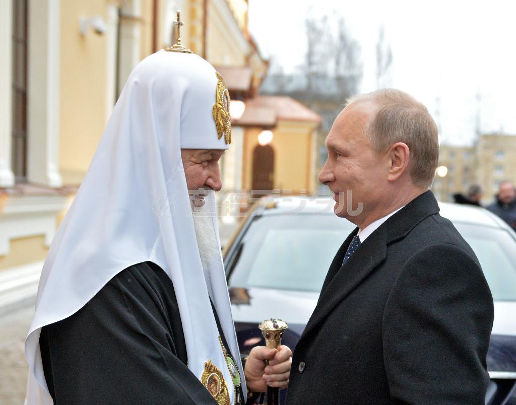 “盟友”関係にあるロシアのウラジーミル・プーチン大統領（右）とロシア正教会のキリル総主教＝２０１４年１２月８日、ロシア・ツァールスコエ・セロー（ＡＰ）