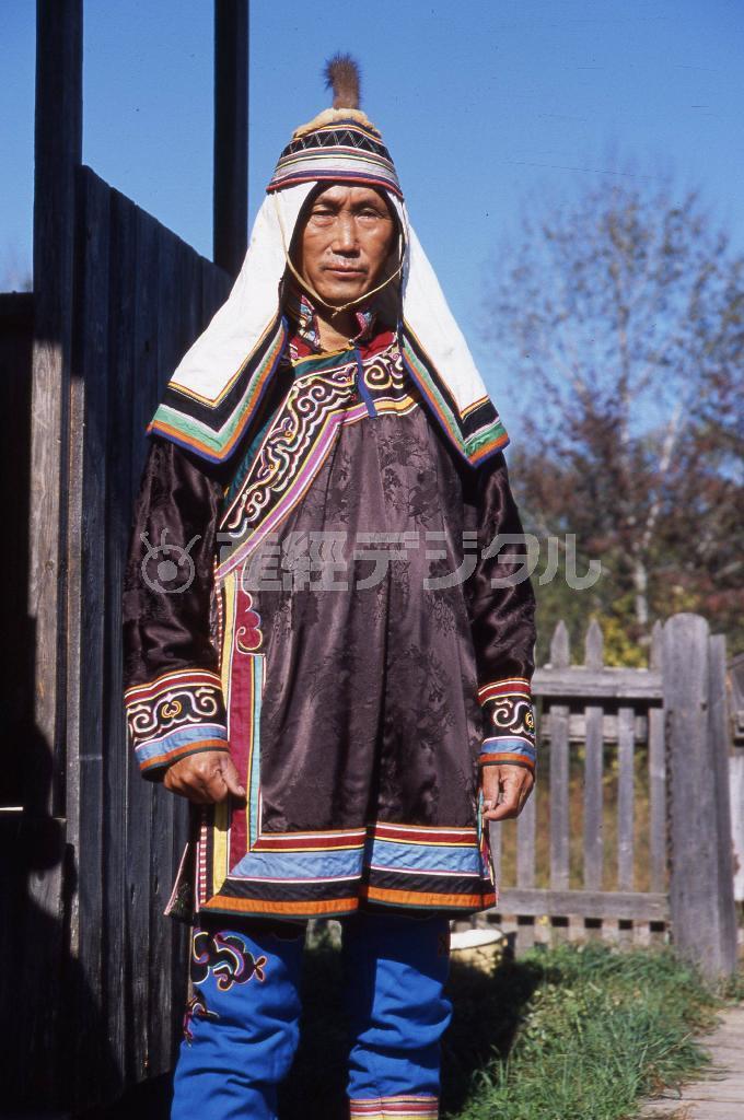 ウデヘの伝統服、ハラートを着るありし日のイワン・ゲオンカ＝ロシア・クラスヌィ・ヤール村（伊藤健次さん撮影）