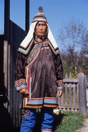 ウデヘの伝統服、ハラートを着るありし日のイワン・ゲオンカ＝ロシア・クラスヌィ・ヤール村（伊藤健次さん撮影）