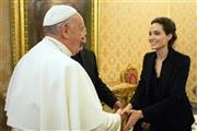 米女優、アンジェリーナ・ジョリーさん（右）と、ローマ法王フランシスコ＝２０１５年１月８日、バチカン（ＡＰ）
