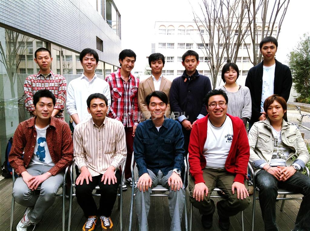 【花緑の「世界はまるで落語」】落語家、柳家花緑（やなぎや・かろく）とその一門。（前列左から）花ん謝（かんしゃ）、鬼〆（おにしめ）、花緑、初花（しょっぱな）、柳貴家雪之介（やなぎやゆきのすけ）、（後列左から）圭花（けいか）、緑太（ろくた）、フラワー、緑君（ろっくん）、花いち（はないち）、まめ緑（まめろく）、花どん（はなどん、提供写真）