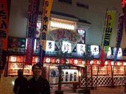 夜の浅草演芸ホール。提灯に明りがともった感じが大好きです＝東京都台東区浅草（柳家花緑さん提供）