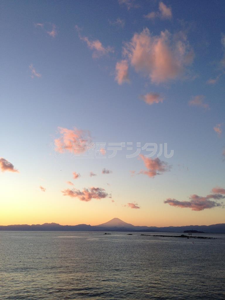 新年２日のフジヤマ。こういう景色に見惚れる運転者にも、私は小うるさいのかもしれません＝２０１５年１月２日（長塚圭史さん撮影）