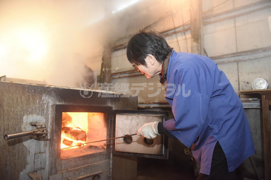 薪の一本一本をムダにしないよう調整する。「薪の火は心を温めてくれる」と百木（ももき）智恵子さん＝２０１４年１２月２０日、三重県伊勢市（塩塚夢撮影）