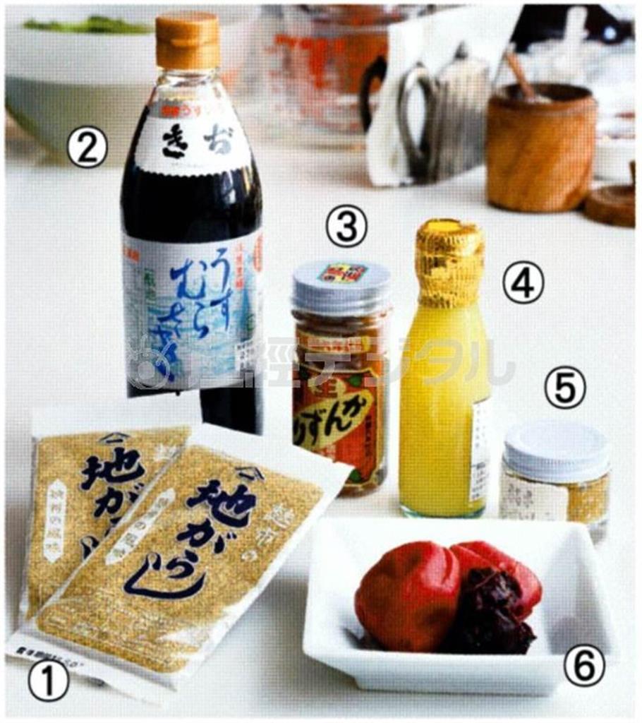 （１）福井県福井市「麩市」の「地がらし」、（２）広島県呉市「きぢ醤油」の「うすむらさき」、（３）新潟県妙高市「かんずり」の「吟醸生かんずり６年仕込み」、（４）兵庫県神戸市東灘区「カネトシ」の「手しぼり枯木ゆず果汁」、（５）「枯木ゆずこしょう」、（６）青森県南部町「善八」の「八助のしそ漬け」（寺河内美奈撮影）