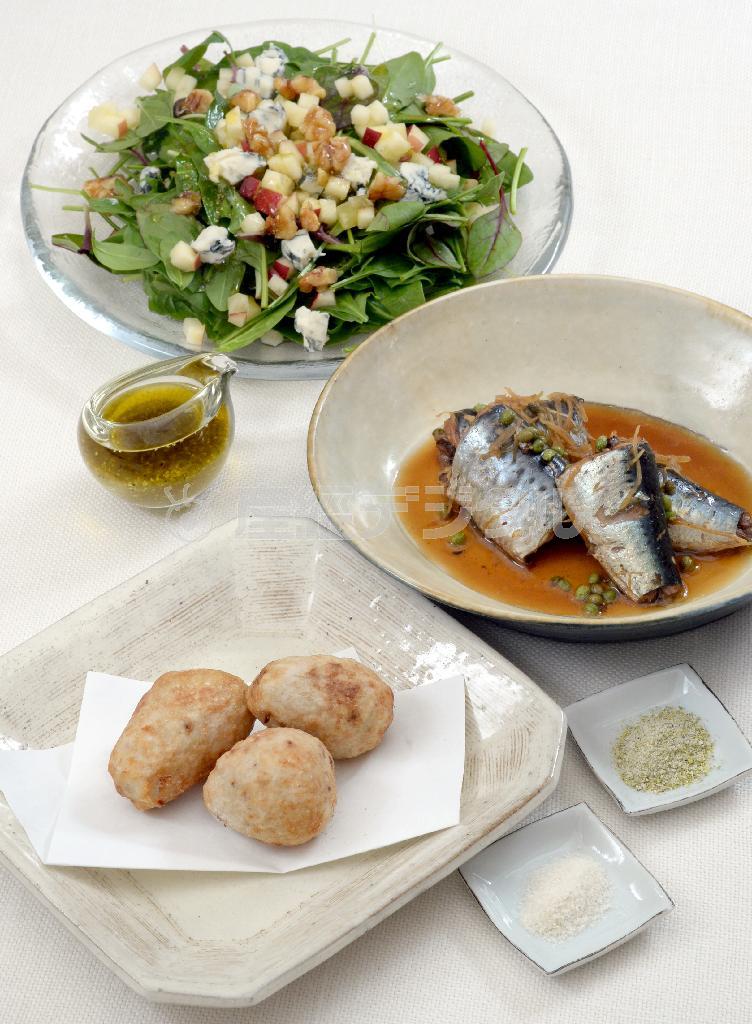 （手前から）２種類の塩を添えたサトイモの素揚げ、イワシの実山椒（さんしょう）煮、ゴルゴンゾーラとリンゴ、ベビーリーフの山椒ドレッシングサラダ＝２０１４年１２月１７日、東京都渋谷区（寺河内美奈撮影）
