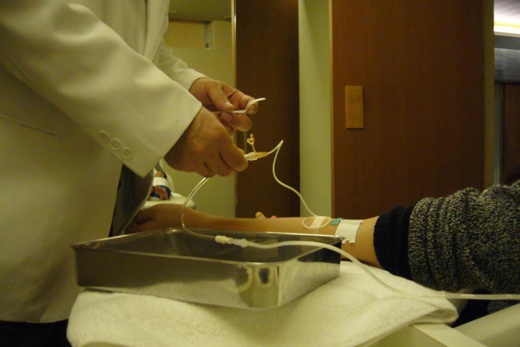 点滴を受ける患者＝神奈川県鎌倉市の「スピックサロンメディカルクリニック」