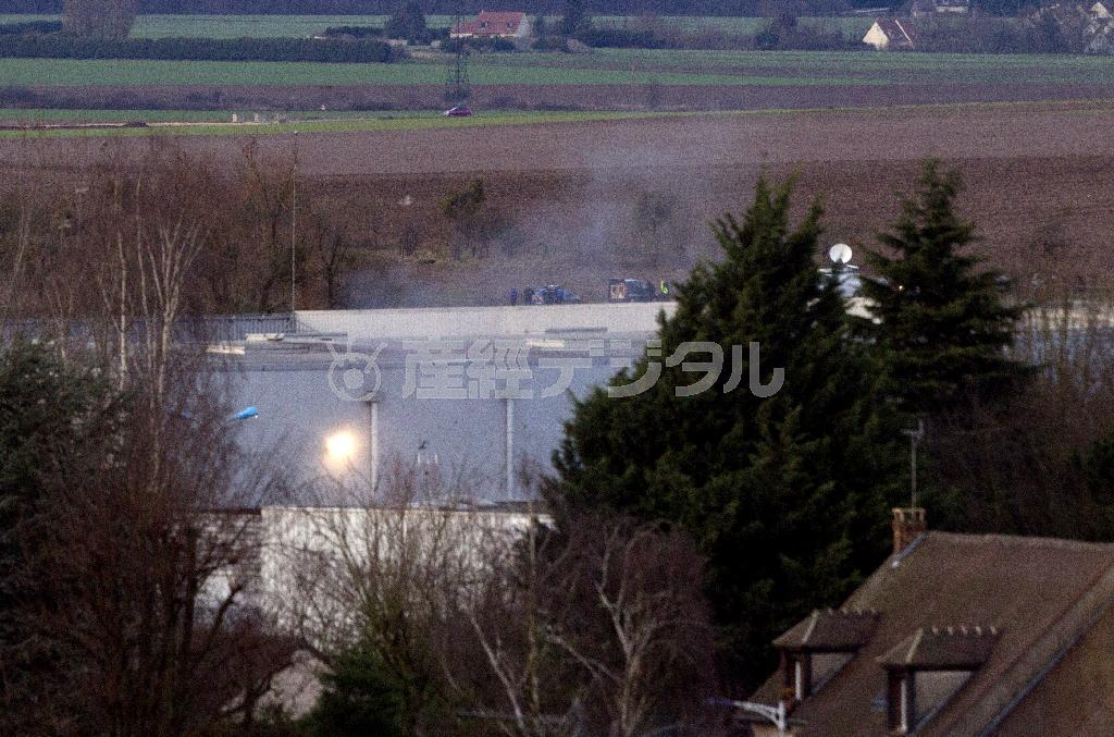 首都パリの北東ダマルタンアンゴエルで、週刊紙本社銃撃事件の容疑者兄弟が立てこもった印刷工場の建物から立ち上る煙。仏当局は強行突入で事件の早期幕引きを図った＝２０１５年１月９日、フランス（ＡＰ）