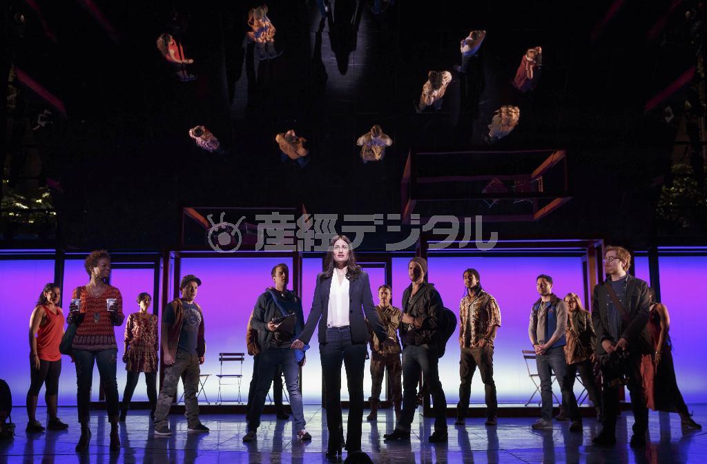 米女優、イディナ・メンゼルさん（中央）＝２０１４年３月５日、米ニューヨーク（ＡＰ）