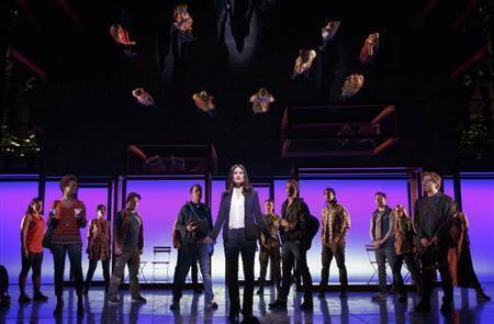 米女優、イディナ・メンゼルさん（中央）＝２０１４年３月５日、米ニューヨーク（ＡＰ）