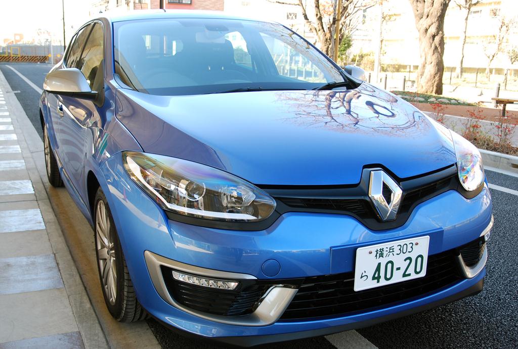 大きな菱形エンブレムとヘッドランプが特徴。