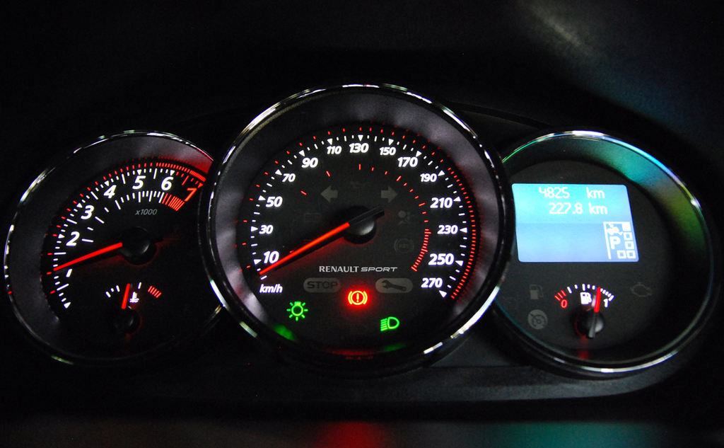 夜間に点灯させた計器パネル。