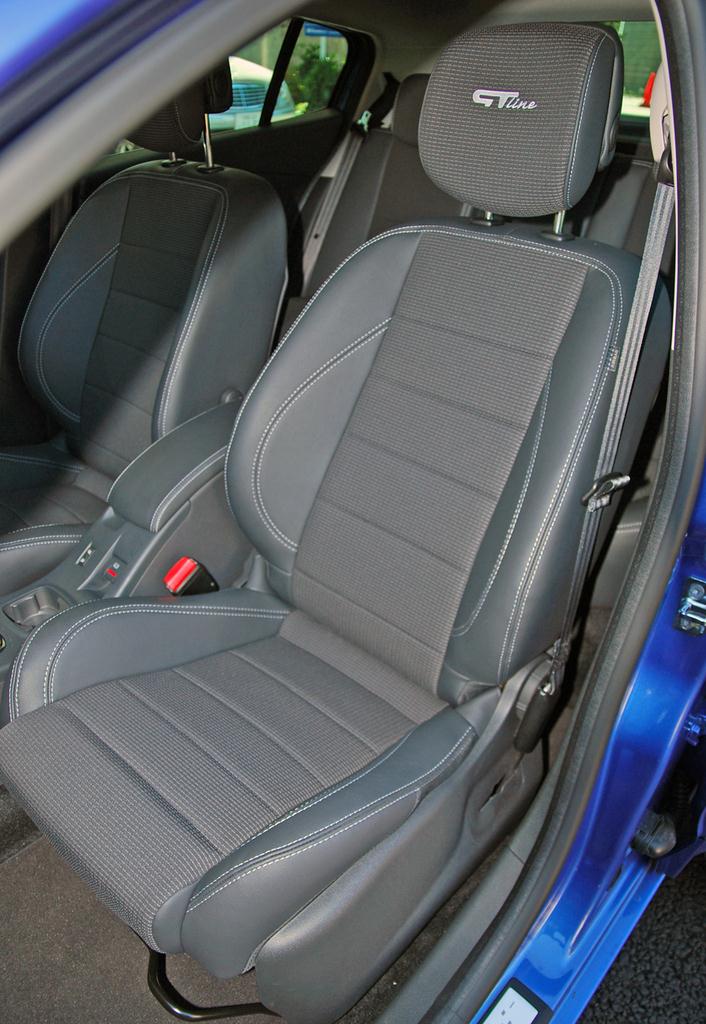 ヘッドレストには「ＧＴ Ｌｉｎｅ」の刺繍が入る。