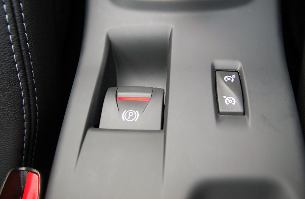 指先で操作するタイプのパーキングブレーキ（左）。