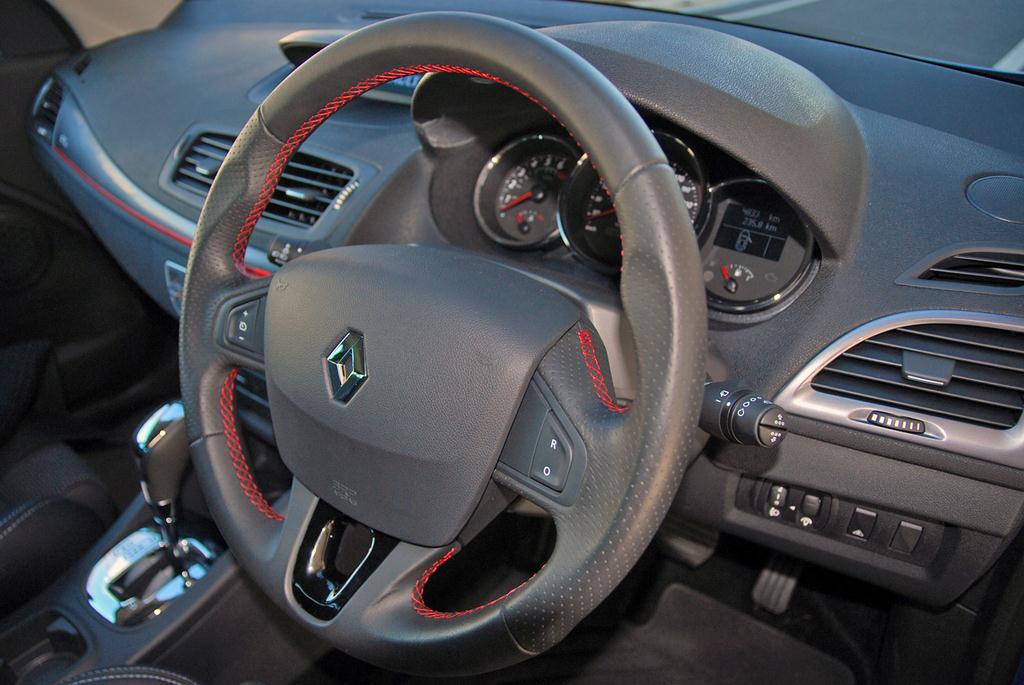 ステアリングには赤いステッチが入る。