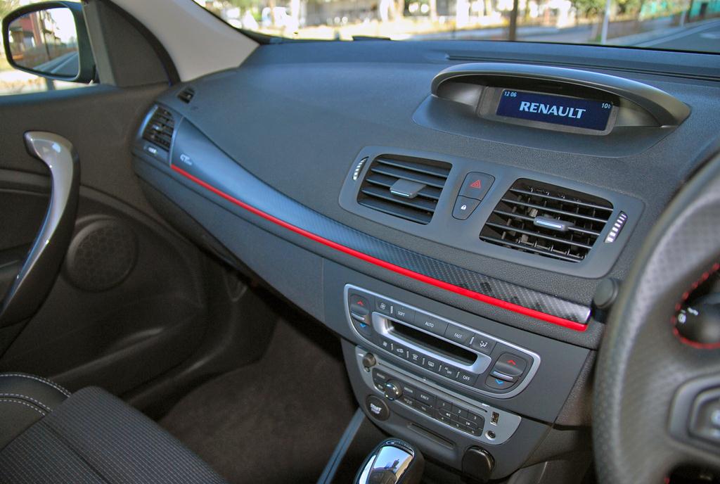 赤いラインがアクセント。メガーヌのダッシュボード。