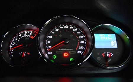 夜間に点灯させた計器パネル。