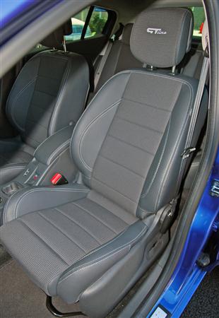 ヘッドレストには「ＧＴ Ｌｉｎｅ」の刺繍が入る。