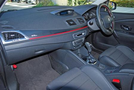 赤いラインがお洒落だ。