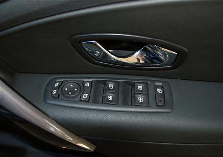 パワーウインドウの操作スイッチ。