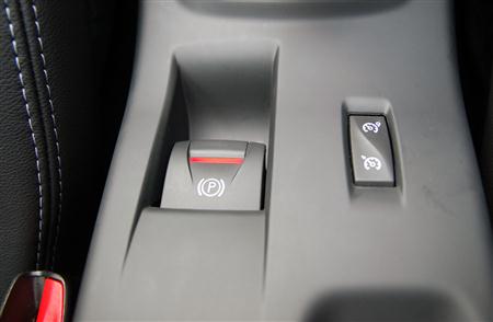 指先で操作するタイプのパーキングブレーキ（左）。