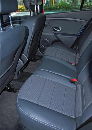 レッグスペースはやや狭い。