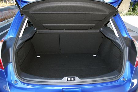 しっかりと奥行きを確保した荷室