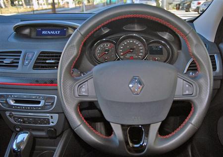 メガーヌのステアリングとインパネ。