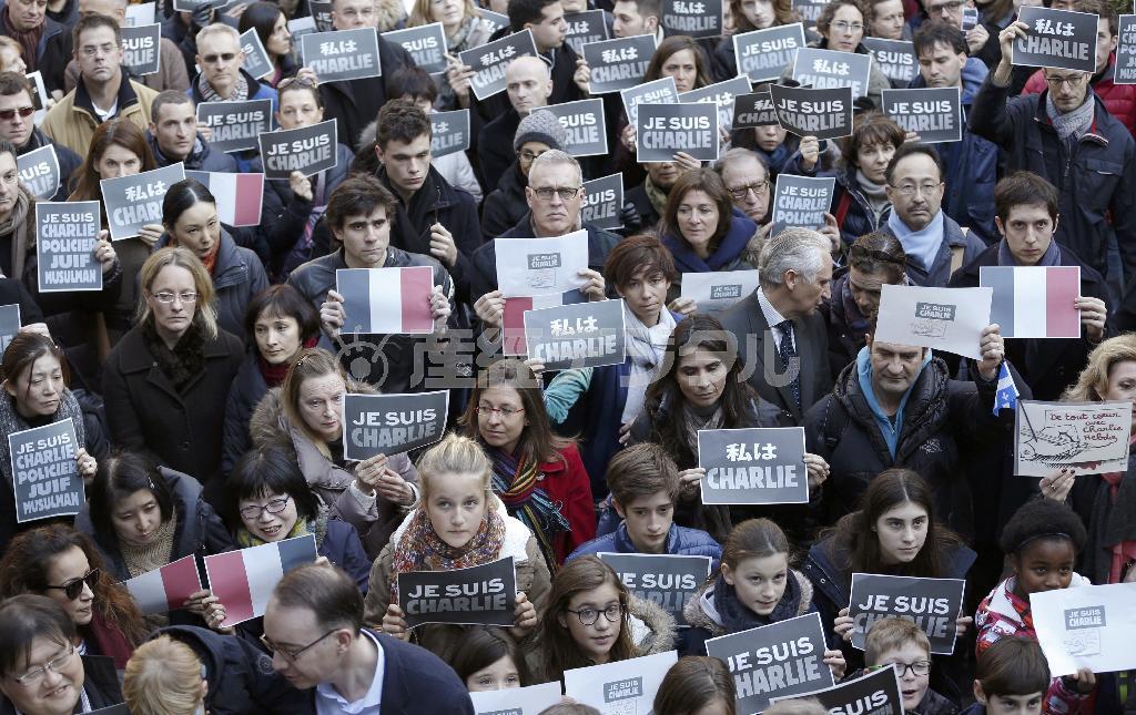 「私はシャルリー」。フランス週刊紙銃撃事件の犠牲者を追悼する行事では東京でも行われ、日本在住のフランス人らがテロに屈しない姿勢をアピールした＝２０１４年１月１１日午後、東京都新宿区のフランス語学校「アンスティチュ・フランセ東京」（ＡＰ）