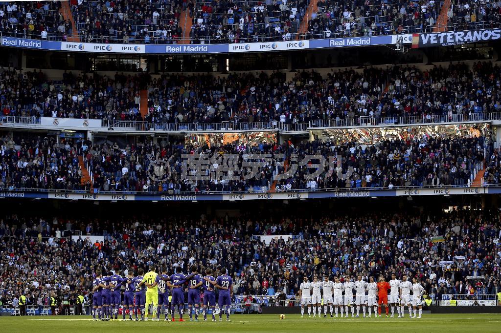 【仏銃撃テロ】首都マドリードのサッカースタジアムで黙祷をするレアル・マドリードとエスパニョールの選手と観客＝２０１５年１月１０日、スペイン（ＡＰ）