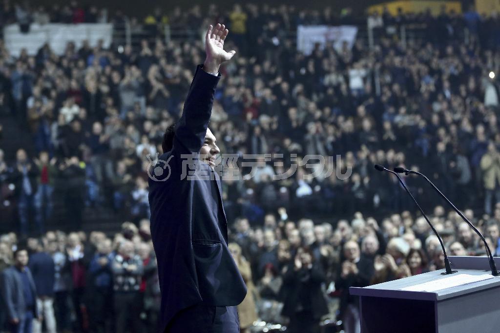 首都アテネでの集会で手を振るギリシャ最大野党、急進左派連合（ＳＹＲＩＺＡ）のアレクシス・ツィプラス党首＝２０１５年１月３日、ギリシャ（ＡＰ）