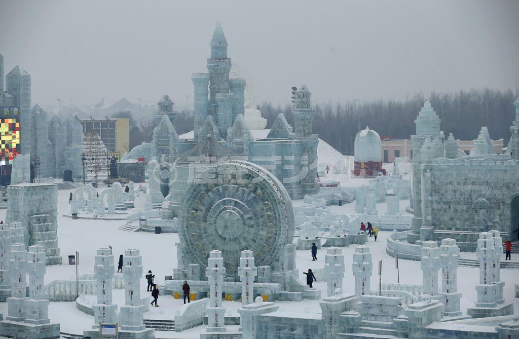 ハルビン氷祭りの会場には、さまざまな建物を模した巨大な氷のオブジェが立ち並んで、さながら街のようだ＝２０１５年１月４日、中国・黒竜江省ハルビン（ロイター）
