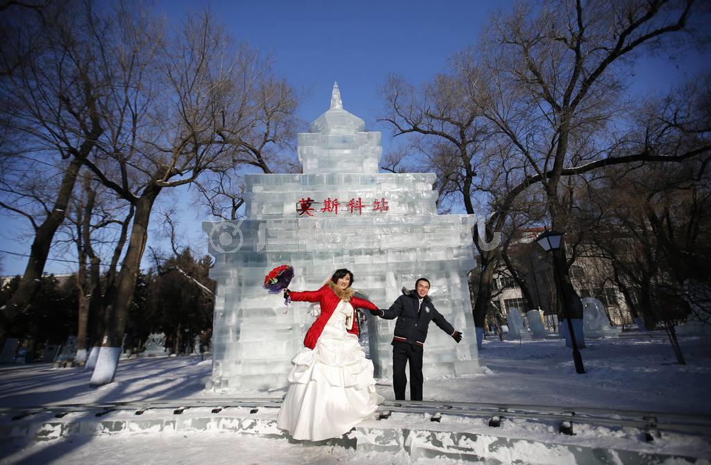 ハルビン氷祭りの会場で結婚記念の写真を撮影するカップル＝２０１５年１月５日、中国・黒竜江省ハルビン（ロイター）