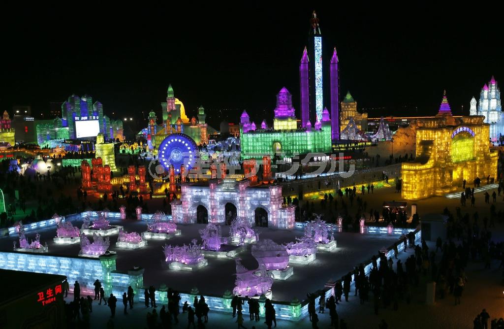 「ハルビン氷祭り」の会場は、色鮮やかにライトアップされた氷のオブジェが並び、魔法の国のよう＝２０１５年１月５日、中国・黒竜江省ハルビン（ロイター）