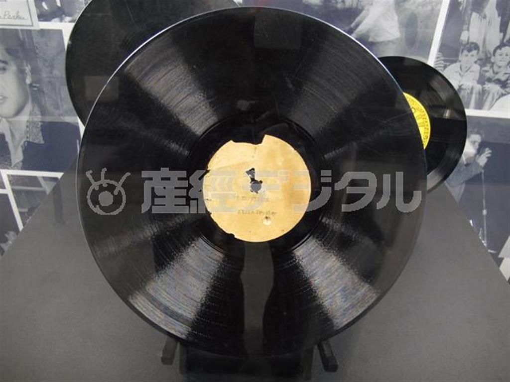 米歌手、エルビス・プレスリー（１９３５～７７年）が最初に録音したレコード＝２０１４年１月８日、米テネシー州メンフィス（ＡＰ）