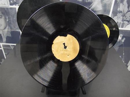 米歌手、エルビス・プレスリー（１９３５～７７年）が最初に録音したレコード＝２０１４年１月８日、米テネシー州メンフィス（ＡＰ）