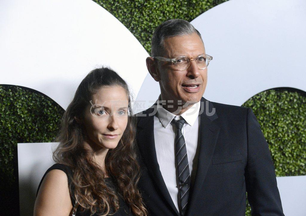 米俳優、ジェフ・ゴールドブラムさん（右）と、妻で新体操の元カナダ五輪代表、エミリー・リビングストンさん＝２０１４年１２月５日、米カリフォルニア州ウエストハリウッド（ロイター）