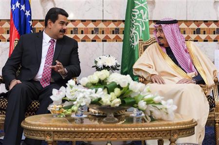リヤドで１１日、サウジアラビアのサルマン皇太子（右）と会談するベネズエラのマドゥロ大統領（ＡＰ）