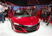 ホンダが北米国際自動車ショーで初公開した高級スポーツカー「ＮＳＸ」量産型＝１２日、米デトロイト（共同）