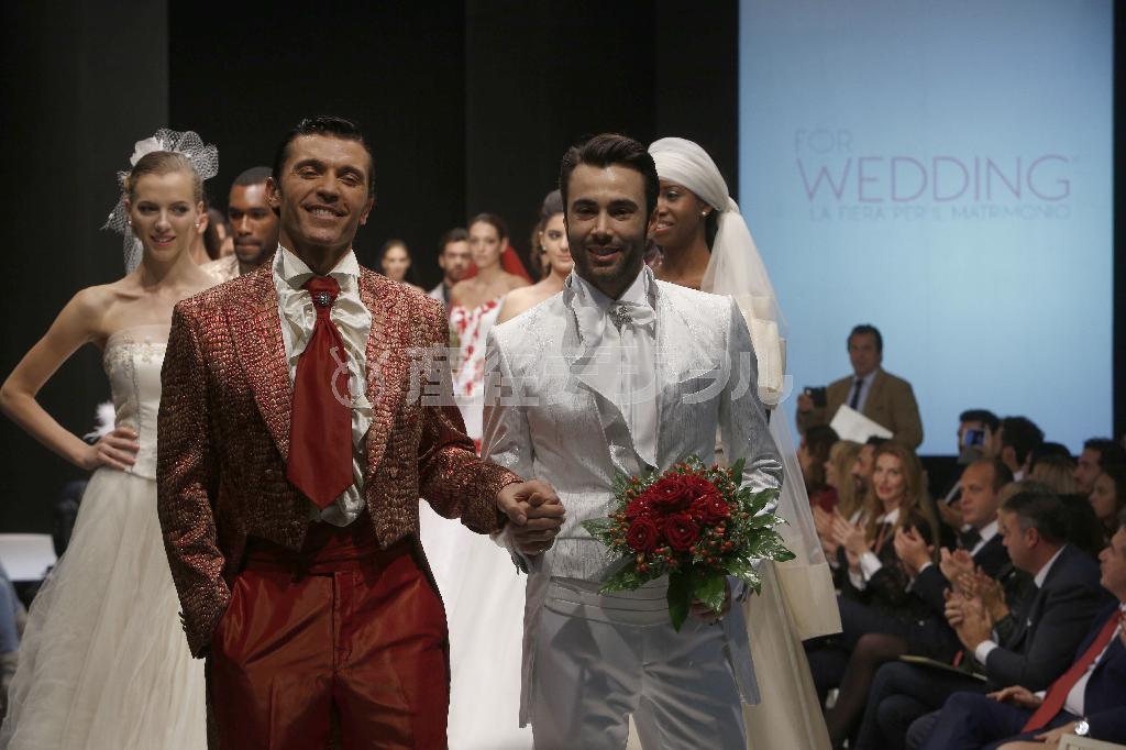 首都ローマで開かれた同性婚をテーマにしたファッションショー。ファッションブランドを中心に同性カップルをターゲットにした広告などが活発化している＝２０１４年１０月２３日、イタリア（ＡＰ）