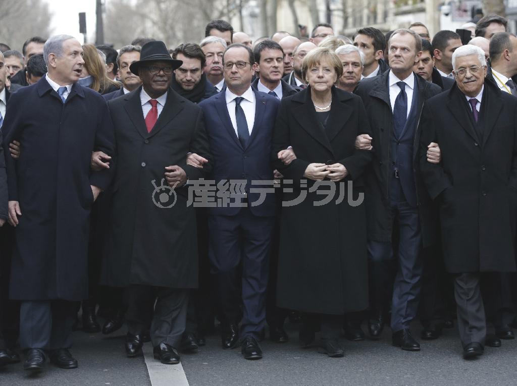 １月１１日、首都パリでデモ行進するフランスのフランソワ・オランド大統領（左から３人目）、ドイツのアンゲラ・メルケル首相（同４人目）、イスラエルのベンヤミン・ネタニヤフ首相（左端）、パレスチナ自治政府のマフムード・アッバス議長（右端）ら＝２０１５年、フランス（ＡＰ）