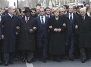１月１１日、首都パリでデモ行進するフランスのフランソワ・オランド大統領（左から３人目）、ドイツのアンゲラ・メルケル首相（同４人目）、イスラエルのベンヤミン・ネタニヤフ首相（左端）、パレスチナ自治政府のマフムード・アッバス議長（右端）ら＝２０１５年、フランス（ＡＰ）