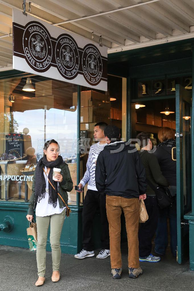 シアトルで人気の観光地、パイク・プレイス・マーケットにあるスターバックスの１号店。創業当時のままのロゴマークは人魚の胸元が見えていた＝２０１４年１０月１９日、米ワシントン州（緑川真実さん撮影）