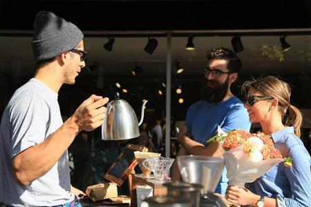 開店から半年ほどの移動型コーヒ店「コンボイ・コーヒー」で、コーヒーを淹れる店主のアレックス・ジョンストンさん。「シアトルはコーヒー文化が浸透していて、お客さんの味覚もレベルが高い」と話した＝２０１４年１０月１８日、米ワシントン州シアトル（緑川真実さん撮影）