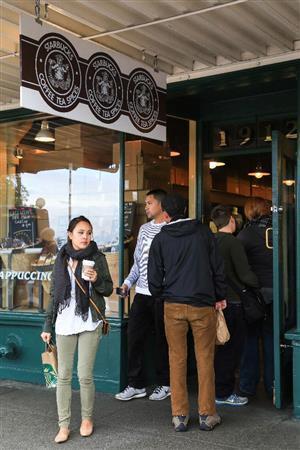 シアトルで人気の観光地、パイク・プレイス・マーケットにあるスターバックスの１号店。創業当時のままのロゴマークは人魚の胸元が見えていた＝２０１４年１０月１９日、米ワシントン州（緑川真実さん撮影）