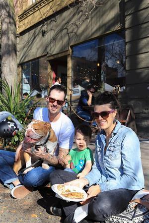 晴れた昼下がりに、シアトル郊外のファーマーズマーケットでランチを楽しむデビッドさん一家。ベルギー出身のデビッドさんは「おいしい食事にクールな人々がいる。親子連れも多いし、ここは大好きだよ！」と魅力を語ってくれた＝２０１４年１０月１８日、米ワシントン州シアトル（緑川真実さん撮影）