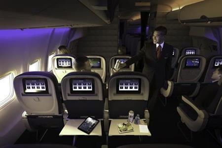 デルタ航空。ビジネスクラス（エコノミークラスを含む）全席には最新のオンデマンド型エンターテインメントシステムを完備。最新のハリウッド映画から往年の名作、テレビドラマ、ゲームなどを楽しめ、充実したフライトを過ごすことができる（提供写真）