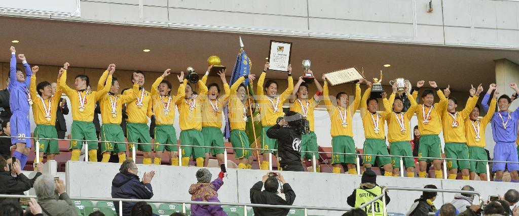 初優勝を果たし、表彰式で喜ぶ星稜イレブン＝２０１５年１月１２日、埼玉県さいたま市の埼玉スタジアム（共同）